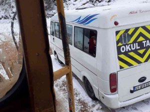 Karda Mahsur Kalan Öğrenci Servisi Kurtarıldı
