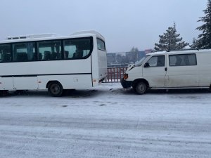 Kar Yağışı Trafik Kazalarını Beraberinde Getirdi