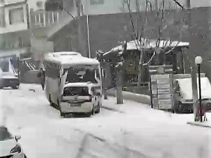 Öğrenci Servisi Önüne Kattığı Hafif Ticari Aracı Sürükleyip Götürdü