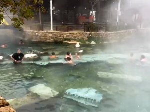 Kar Altında Antik Yüzme Keyfi