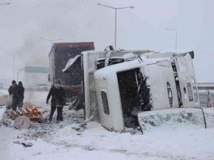 Tem’de Korona Virüs Test Kiti Taşıyan Kamyon Devrildi: 1 Yaralı