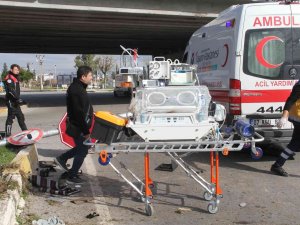 Kontrolden Çıkan Otomobil Ortalığı Savaş Alanına Çevirdi, Yaralının Yardımına Bebek Almaya Giden Sağlık Ekipleri Yetişti