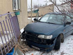 Karlı Yolda Kayan Otomobil Evin Balkonuna Çarparak Durabildi
