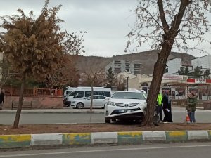 Gercüş’te Refüje Çıkan Otomobil Ağaca Çarparak Durabildi