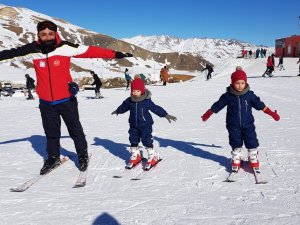 İ̇kizlerin Kayak Keyfi