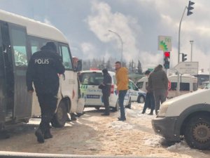 Bilecik’te Yolcu Minibüsü İle Hafif Ticari Araç Çarpıştı, 7 Kişi Yaralandı