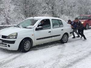 Mersin’de Kar Bastırdı, Çok Sayıda Araç Mahsur Kaldı