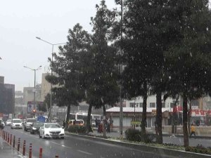 Diyarbakır’da Yılın İlk Kar Yağışı Başladı