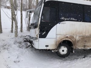 Öğrenci Servisi Yoldan Çıktı 2 Öğrenci Hafif Şekilde Yaralandı