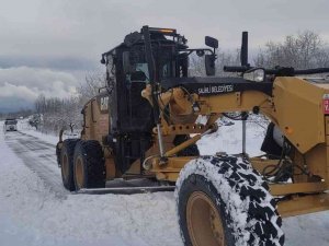 Salihli’de Kardan Kapanan Yollar Ulaşıma Açıldı