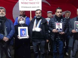 Hdp Önünde Evlat Nöbeti Tutan Ailelere Saldırı İddiası