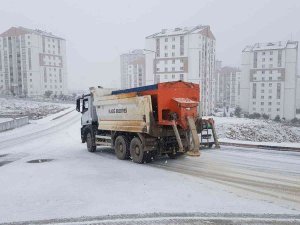 Kar Yağışıyla Birlikte Belediye Ekipleri Çalışmalarına Başladı