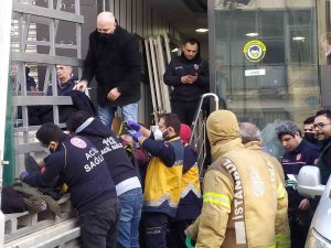 Kamyonetteki Camlar Üzerlerine Devrildi: 2 İşçi Yaralandı