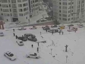 Elazığ’da Kar Yağışı Etkili Oldu, Rampada Kayan Araçlar Birbirine Çarptı