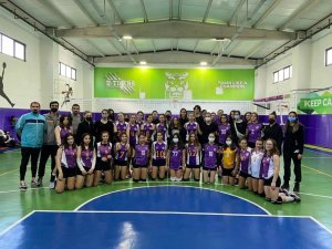 Liseler Arası Voleybol Turnuvasında Ayvalık Özel Uğur Anadolu Lisesi Yarı Finale Yükseldi