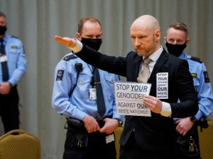 Seri Katil Breivik’ten Mahkemede Nazi Selamı