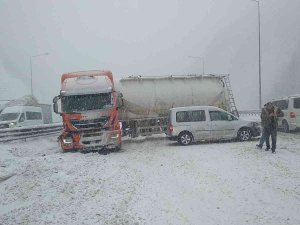 Tem’de Makaslayan Tır Bolu Dağı Tüneli’de Trafiği Durdurdu