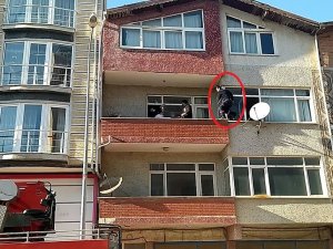 Tekirdağ’da Korku Dolu Anlar Kamerada: Atlamaya Çalışan Genci Kurtarmak İçin Balkondan Balkona Atladı