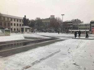 Malatya’da Kar Yağışı Etkili Oluyor