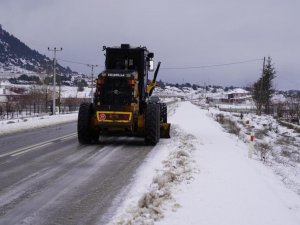 Seydikemer’de Karla Kaplı Yollar Ulaşıma Açıldı