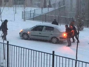 Kar Yağışının Etkili Olduğu Elazığ’da Sürücüler Zor Anlar Yaşadı