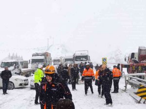 Tır Devrildi, Yol Trafiğe Kapatıldı