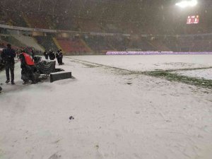 Gaziantep Fk-yeni Malatyaspor Maçının İkinci Yarısı Ertelendi