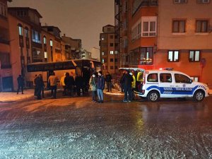 Yolcu Otobüsü Buzlanan Yolda Kaydı, O Anlar Kameraya Yansıdı