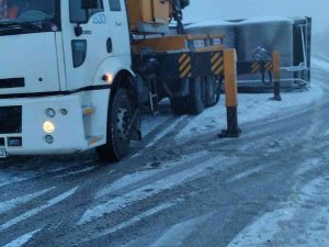 Kaygan Yolda Süt Kamyonu Devrildi: 1 Yaralı