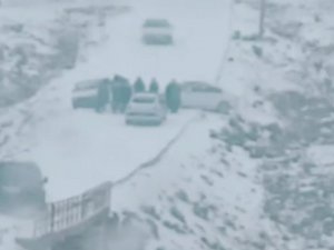 Kaza Geçiren Öğretmenlerin İmdadına Meslektaşları Yetişti