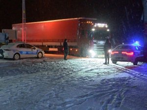 Kar Bastırdı, Tır Sürücüleri Yolda Kaldı