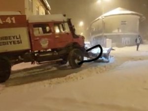 Tufanbeyli’de Mahsur Kalan Sürücünün İmdadına Belediye Ekipleri Yetişti