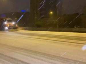 Kadıköy’de E-5 Karayolu Beyaza Büründü