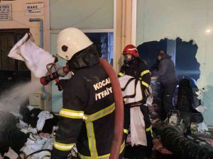 Kumaş Deposunda Korkutan Yangın: Kucaklayabildikleri Kumaşları Dışarıya Böyle Çıkardılar