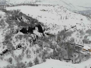 Beyaz Gelinliğini Giyen Girlevik Şelalesi Ziyaretçilerine Görsel Şölen Sunuyor