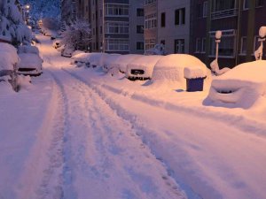 Yoğun Kar Yağışı Sonrası Park Halindeki Araçlar Kar Altında Kayboldu