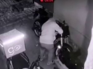 Yıllarca Çalışıp Aldığı Motosikletini 17 Dakikada Çaldılar