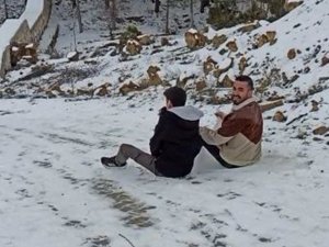 Kar Üzerinde Kayan Genç Tel Örgüleri Aşıp Kanala Düştü