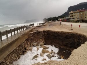 Dev Dalgalar, Karadeniz Sahil Yolu’nun Yarısını Götürdü