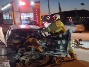 Beton Mikserine Çarpan Otomobil Hurdaya Döndü