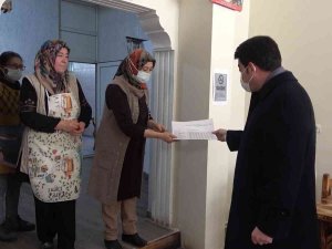 8 Yıldır Kapı Kapı Dolaşıyor, Belediyenin Gelir Ve Giderlerini Anlatıyor