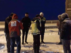 Yolda Kalan Vatandaşların Yardımına Kızılay Yetişti