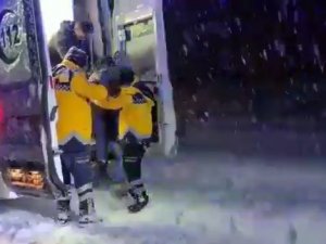 Tunceli’de Mahsur Kalan Hamile Kadının Ve Sağlık Ekiplerinin Yardımına Jandarma Koştu