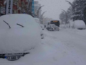 Bingöl’de Kar Esareti: Araçlar Kara Gömüldü, 281 Köy Yolu Ulaşıma Kapandı