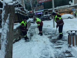 Elazığ Belediyesinin Kar Mesaisi Sürüyor