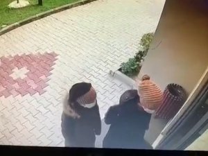 Bursa’da Evin Kapısını Kartla Açtılar, Binlerce Lira Çalıp Kayıplara Karıştılar