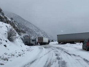 Ağır Tonajlı Araçlar Yolda Kaldı, Artvin-Ardahan Yolu Ulaşıma Kapandı