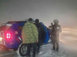 Elazığ’da Jandarma Ekipleri Yolda Mahsur Kalan 5 Vatandaşın İmdadına Yetişti