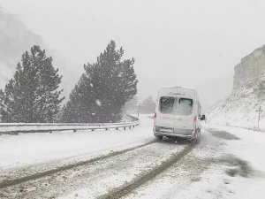 Yoğun Kar Yağışı Ulaşımı Etkiliyor