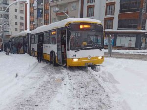 Belediye Otobüsü Yolda Kalınca İş Yolculara Düştü